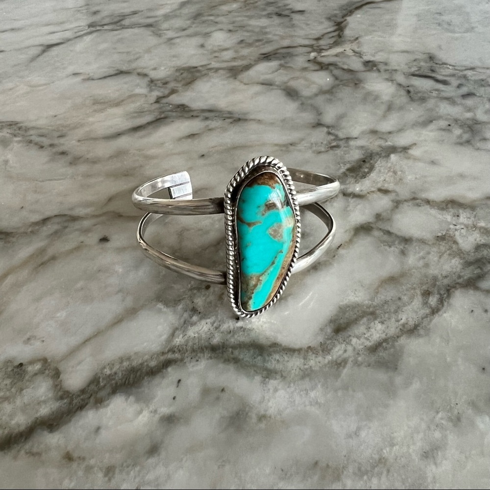 Beautiful vintage turquoise cuff